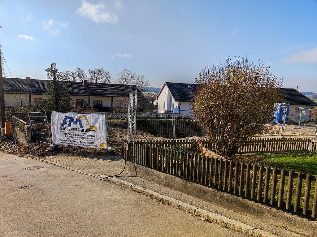 Zufahrt zum Grundstück, hier ist ein Doppelhaus geplant